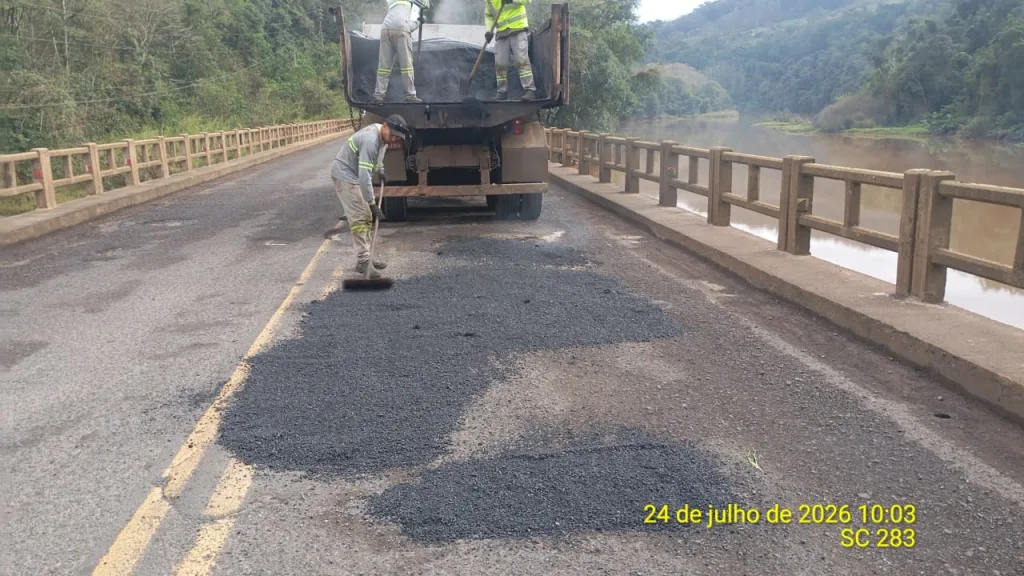Operação de tapa-buracos é realizada na ponte sobre o rio Jacutinga, na SC-283