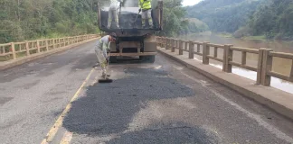 Operação de tapa-buracos é realizada na ponte sobre o rio Jacutinga, na SC-283
