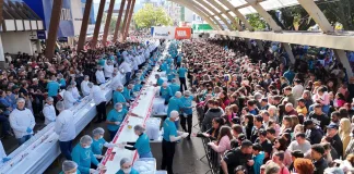 Bolo e mortadela de 92 metros para celebrar o aniversário de Concórdia
