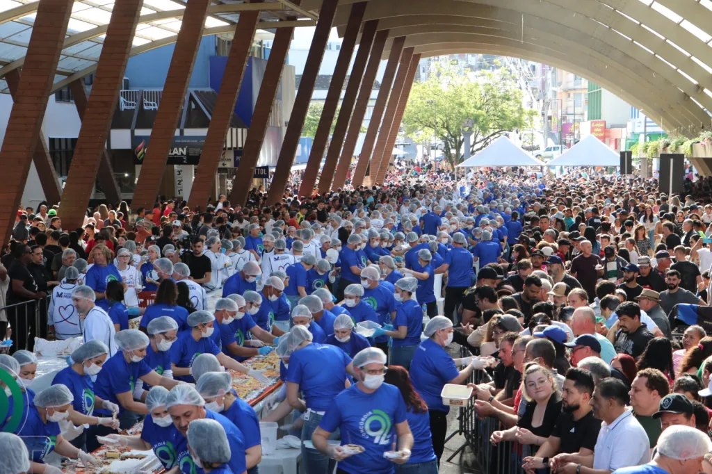 Milhares de pessoas celebram o aniversário de Concórdia com bolo e mortadela de 92 metros