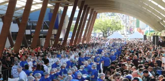 Milhares de pessoas celebram o aniversário de Concórdia com bolo e mortadela de 92 metros