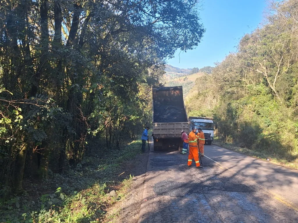 SC-283 recebe operação de tapa-buracos