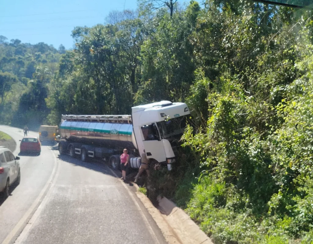 Acidente de trânsito deixa trânsito lento na SC-155 em Xavantina