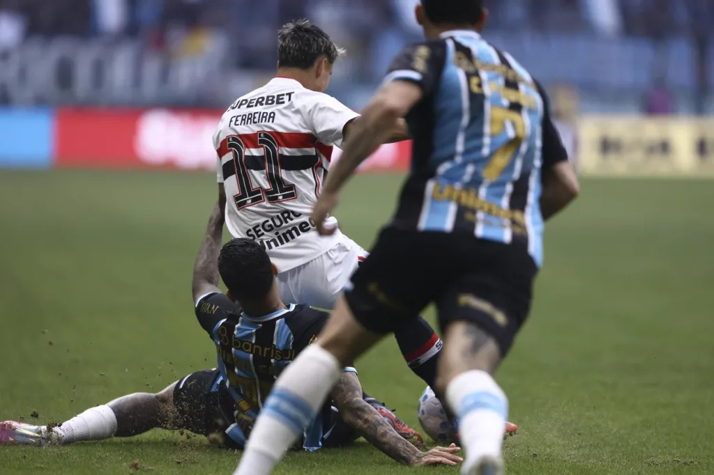 
Grêmio vira sobre o São Paulo e deixa o Z-4 do Brasileirão
