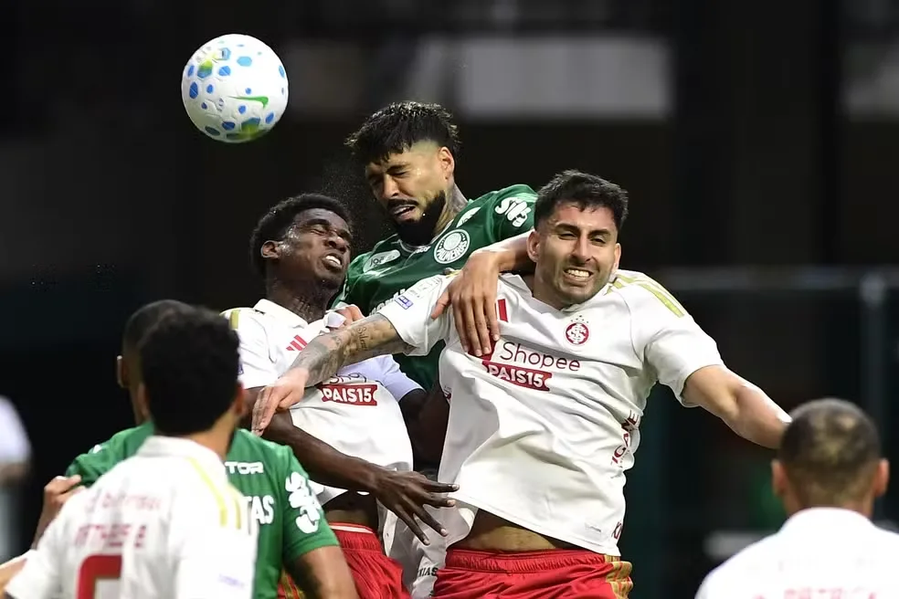 Félix Torres e Maripán em Palmeiras x Inter — Foto: Marcos Ribolli