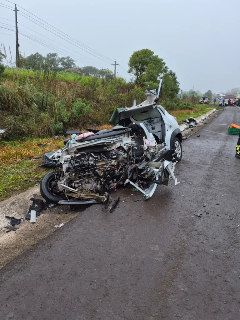 Acidente entre carro e caminhão deixa uma pessoa morta e outra ferida em Ponte Serrada