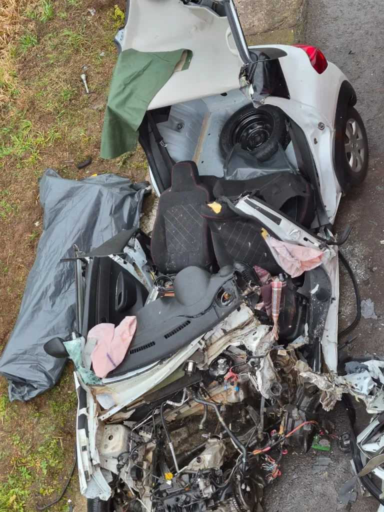Acidente entre carro e caminhão deixa uma pessoa morta e outra ferida em Ponte Serrada