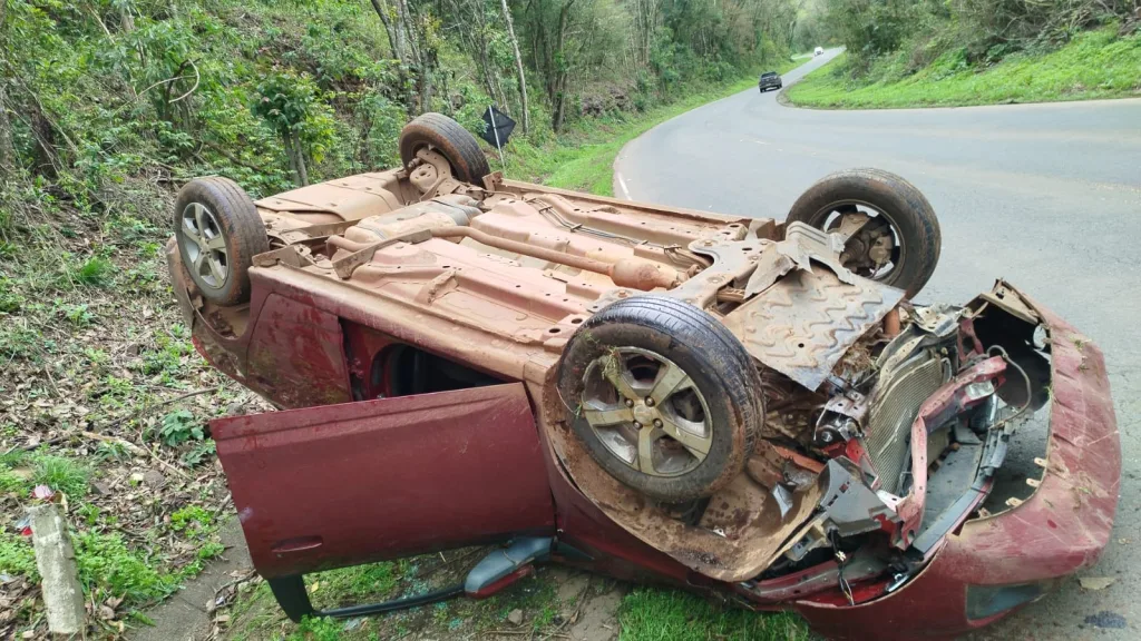 Veículo capota na SC-283 em Seara