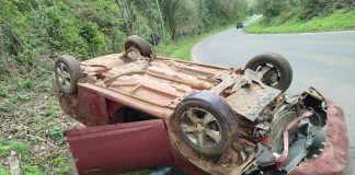 Veículo capota na SC-283 em Seara