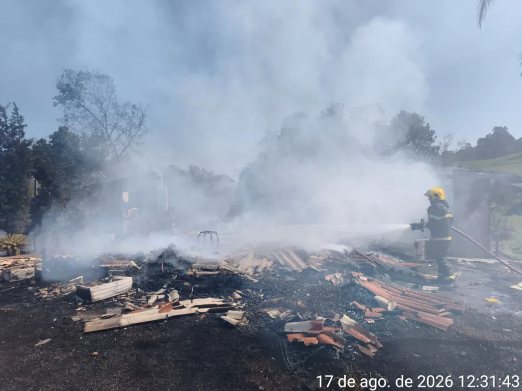 Incêndio destrói residência de madeira no Oeste de SC