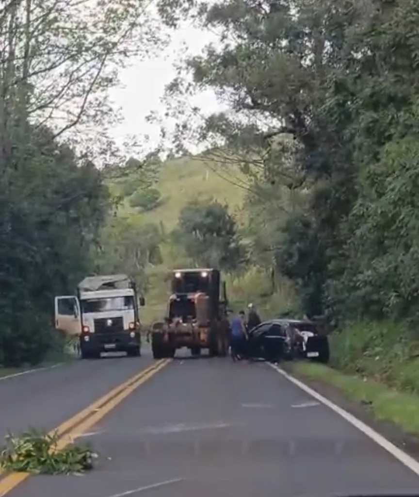 Acidente entre carro e caminhão é registrado na SC-154 em Itá