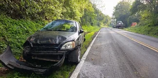 Mulher fica ferida após perder controle de veículo e capotar na SC-154, em Itá