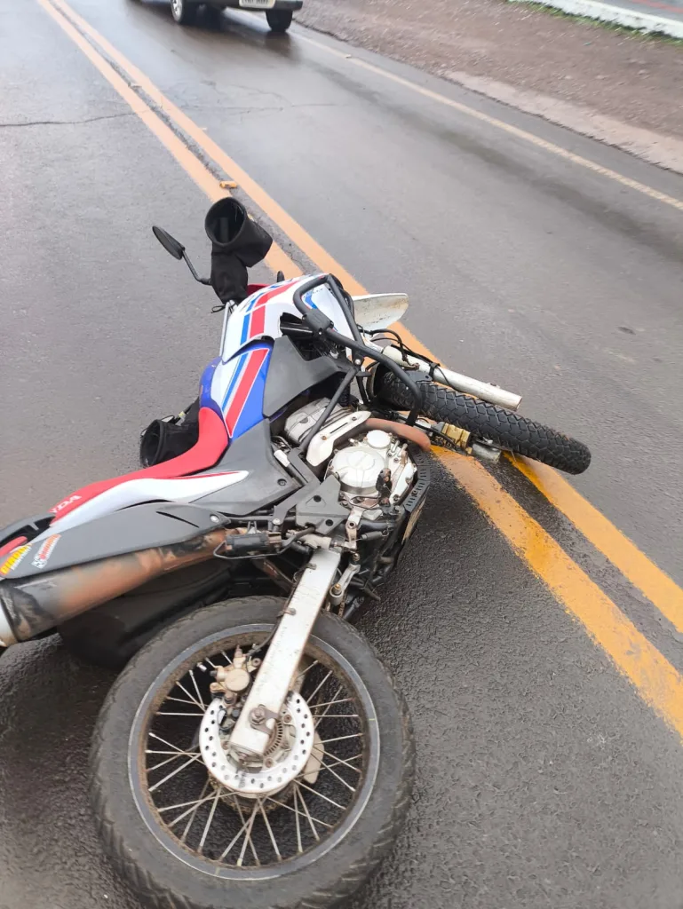 Jovem fica ferido após colisão entre carro e motocicleta em Iporã do Oeste