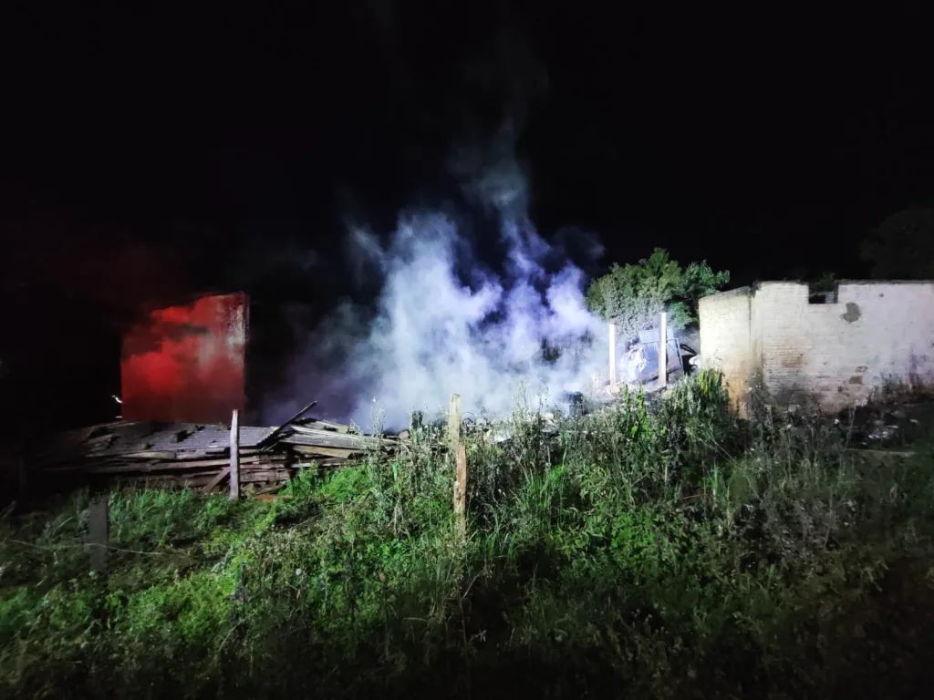 Incêndio destrói casa de madeira e veículo no Oeste de SC
