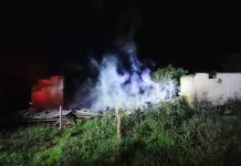 Incêndio destrói casa de madeira e veículo no Oeste de SC