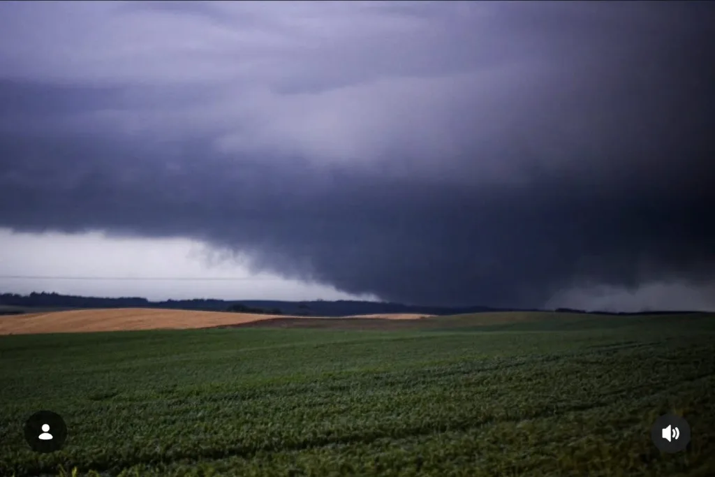 Registro de Tornado em solo no interior do município de Campo Erê por volta das 19h25. Fonte: grupo Prevots.