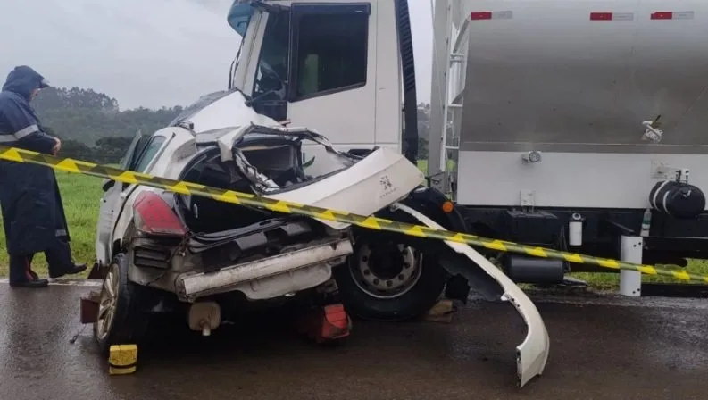 Colisão entre carro e caminhão deixa um morto na SC-135, em Videira