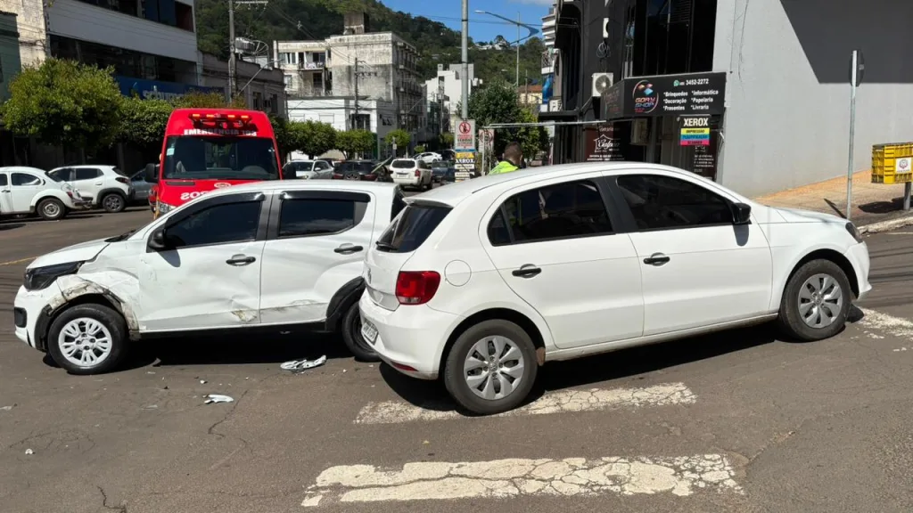 Veículos colidem na esquina da avenida Anita Garibaldi com a rua Padre Anchieta
