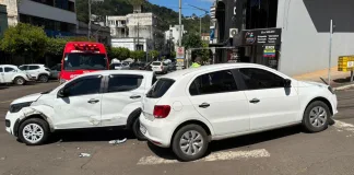 Veículos colidem na esquina da avenida Anita Garibaldi com a rua Padre Anchieta