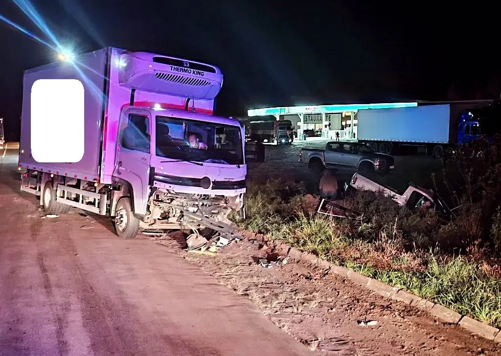 Colisão entre camionete e caminhão deixa vítima fatal na BR-282, em Vargem Bonita