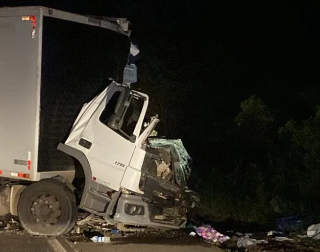 Motorista morre em colisão frontal entre dois caminhões na BR-282, em Ponte Serrada