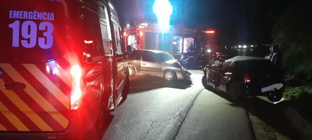 Quatro pessoas ficam feridas em colisão frontal na BR-282 em Xaxim