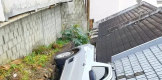 Veículo fica lateralizado em telhado de casa após acidente em Chapecó