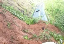 Máquinas trabalham para desobstruir SC-483, entre Paial e Chapecó (vídeo)