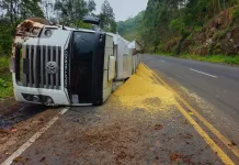 Caminhão tomba no Contorno Viário de Seara