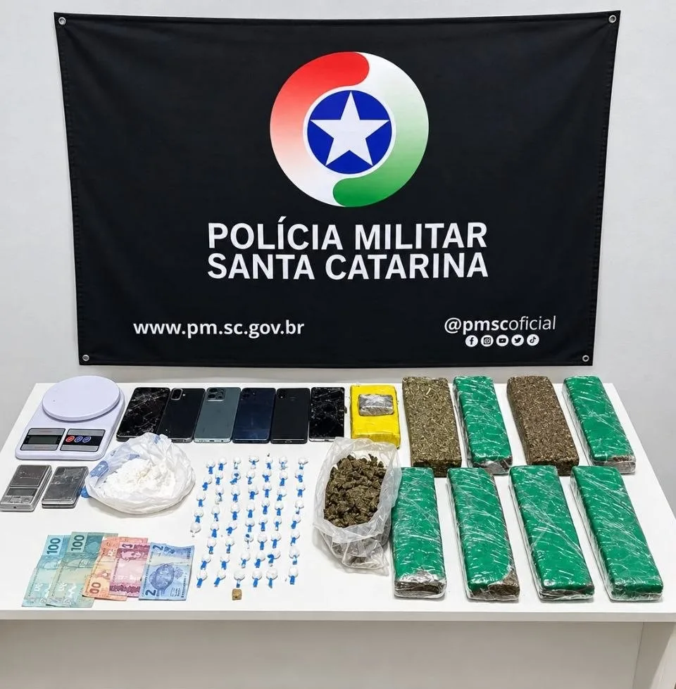 PM apreende drogas e recupera moto furtada em Chapecó