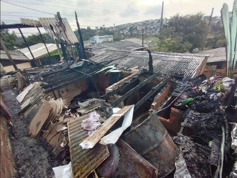 Mulher é presa suspeita de provocar incêndio que matou companheiro em Chapecó