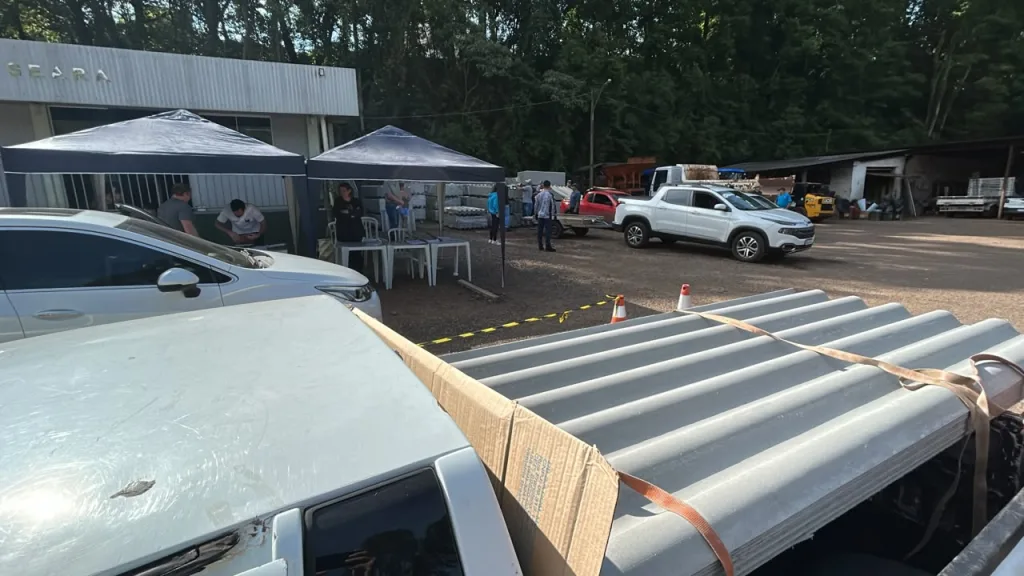 Distribuição de telhas de fibrocimento segue na Garagem da Prefeitura de Seara