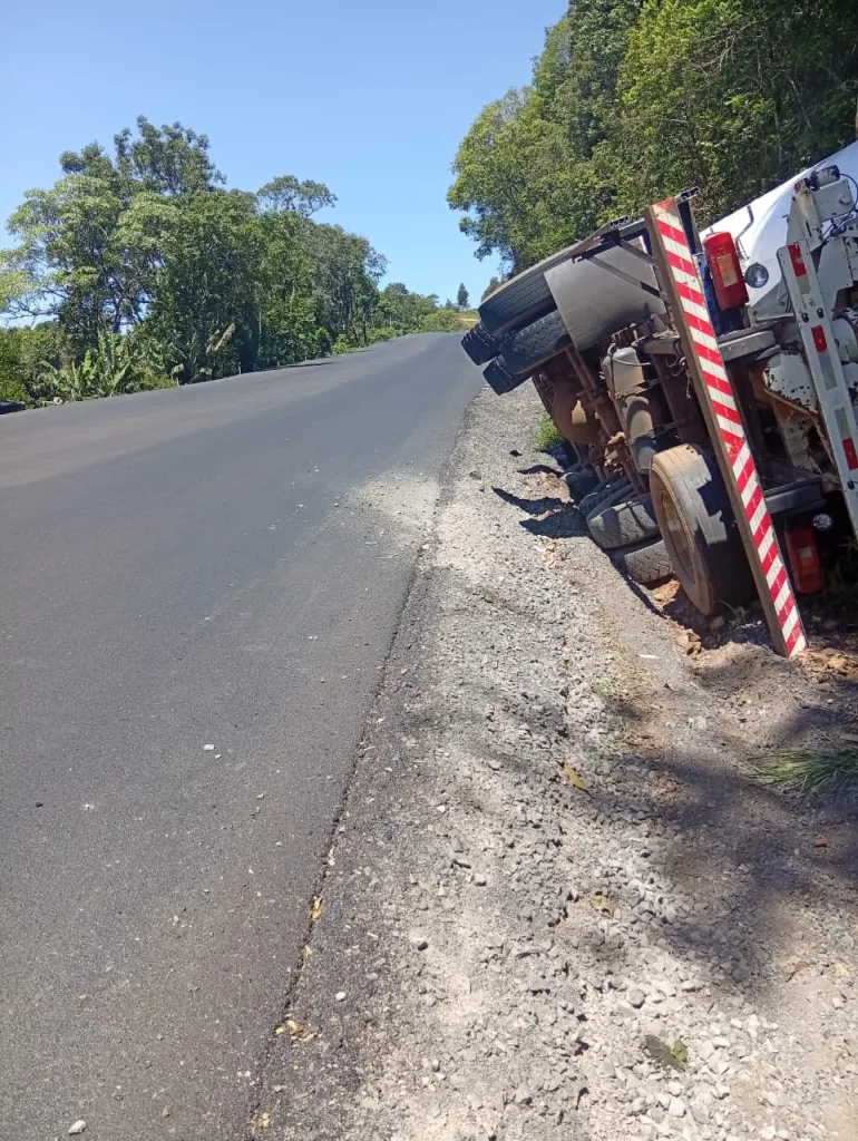 Caminhão sai da pista na SC-283 em Arvoredo