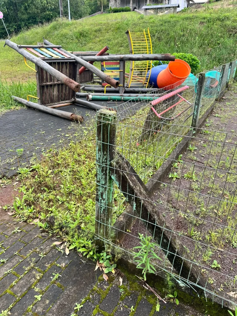 Moradores cobram melhorias no parque infantil do bairro Niterói